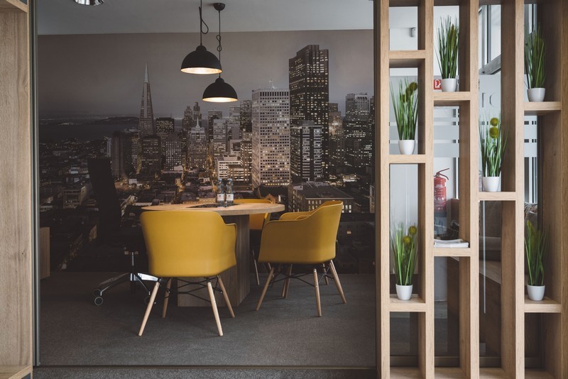 Sodobni predelni sistem, ki omogoča učinkovito razdelitev prostora brez ogrožanja njegove prostornosti. Zasnova, ki združuje funkcionalnost in estetiko, omogoča prilagoditev vsakemu prostoru in potrebam.