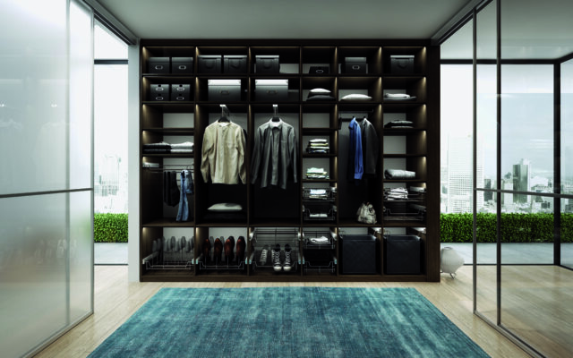 Walk-in garderoba po meri z elegantno notranjo razporeditvijo